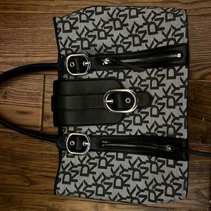 Black and white handbag, with inside pockets and pleather handles